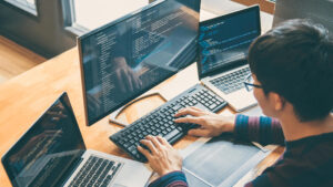 Mostra foco e profissionalismo.