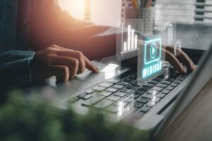 Um programador digitando com elementos gráficos flutuando ao redor