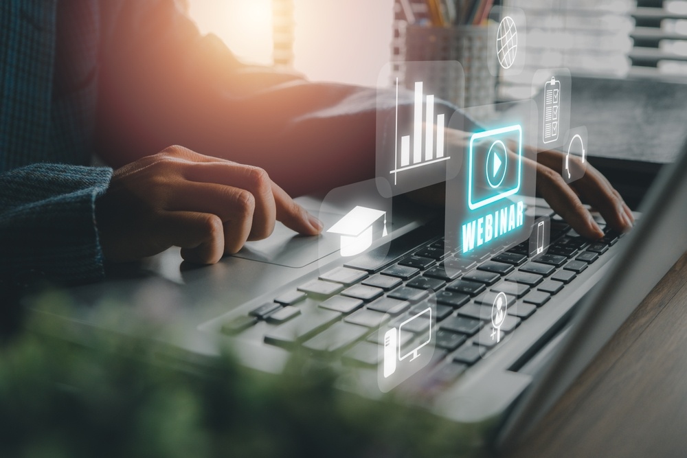 Um programador digitando com elementos gráficos flutuando ao redor